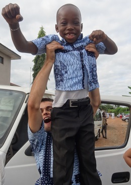 Matthias mit Kofi in Kumasi, Ghana (Bild: privat)